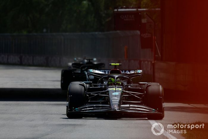 Lewis Hamilton, Mercedes F1 W14, Fernando Alonso, Aston Martin AMR23
