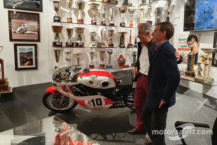 Giacomo Agostini y Lin Jarvis, director de Yamaha