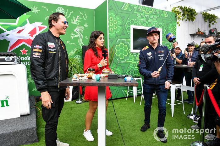 DJ Tiesto se reúne con Max Verstappen, Red Bull Racing, en la zona de fans de Heineken