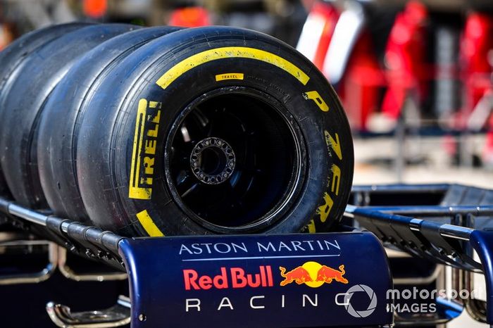 Una fila de neumáticos Pirelli para Red Bull