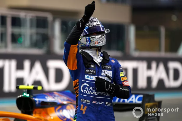 Lando Norris, McLaren, llega a la parrilla de salida después de asegurarse el tercer puesto en la parrilla 