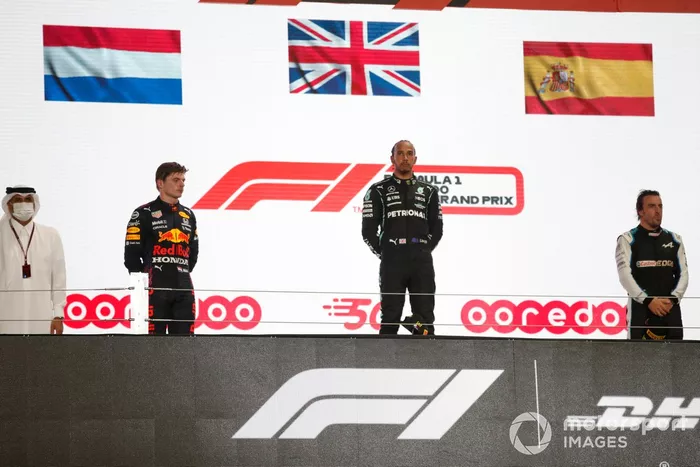 Podio: segundo lugar Max Verstappen, Red Bull Racing, ganador Lewis Hamilton, Mercedes, tercer lugar Fernando Alonso, Alpine F1