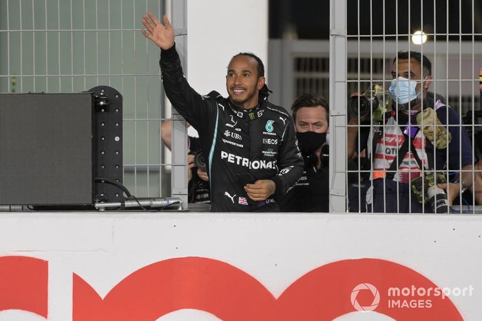Ganador de la pole position Lewis Hamilton, Mercedes, celebra