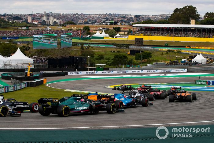 Valtteri Bottas, Mercedes W12, Max Verstappen, Red Bull Racing RB16B, Carlos Sainz Jr., Ferrari SF21, Sergio Pérez, Red Bull Racing RB16B, y el resto del grupo en la primera vuelta