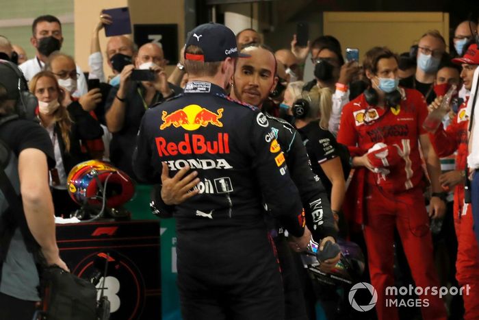 El campeón del mundo Max Verstappen, de Red Bull Racing, es felicitado por Lewis Hamilton, de Mercedes