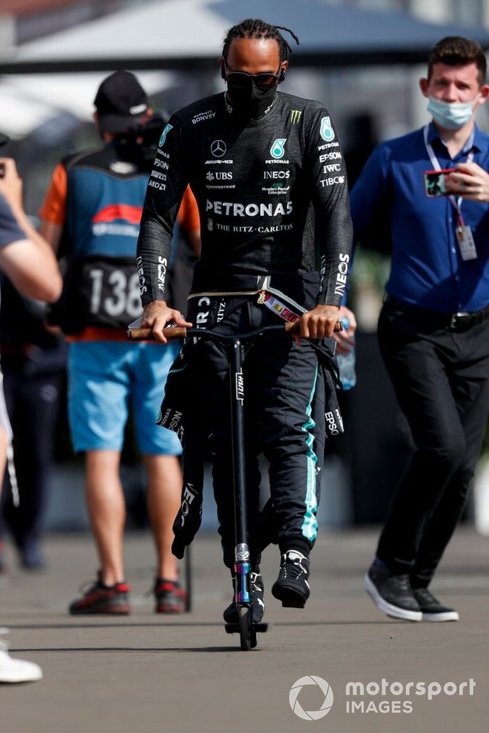 Lewis Hamilton, Mercedes, en bicicleta