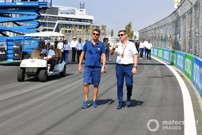 Michael Masi, director de carrera de la F1, recorre el circuito de Yeda con un compañero de la FIA