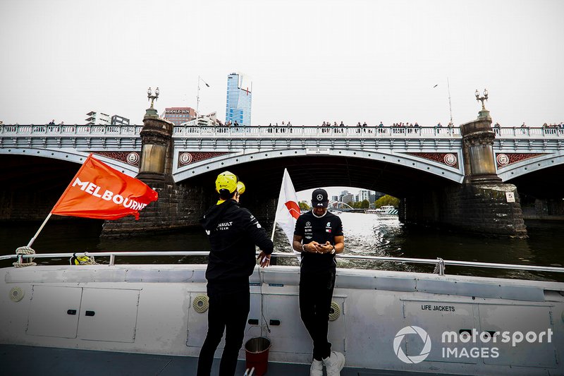 Daniel Ricciardo, Renault y Lewis Hamilton, Mercedes AMG F1 camino al evento de la Federation Square