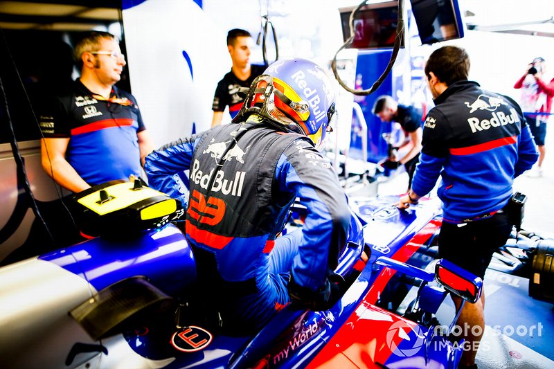 Alexander Albon, Toro Rosso, climbs into his car