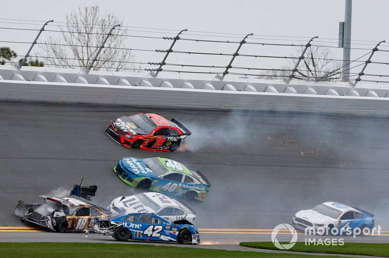 Crash, Martin Truex Jr., Joe Gibbs Racing, Toyota Camry Bass Pro Shops, Kyle Busch, Joe Gibbs Racing, Toyota Camry M&M's Chocolate Bar, Kyle Larson, Chip Ganassi Racing, Chevrolet Camaro Credit One Bank, Ryan Newman, Roush Fenway Racing, Ford Mustang Oscar Mayer Deli Fresh