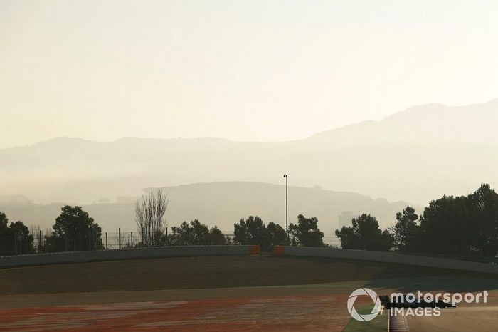 Lewis Hamilton, Mercedes-AMG F1 W10 trompea y se sale