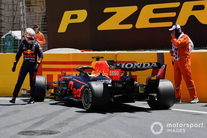 Los comisarios ayudan a Max Verstappen, Red Bull Racing RB16B, tras su accidente en la FP3