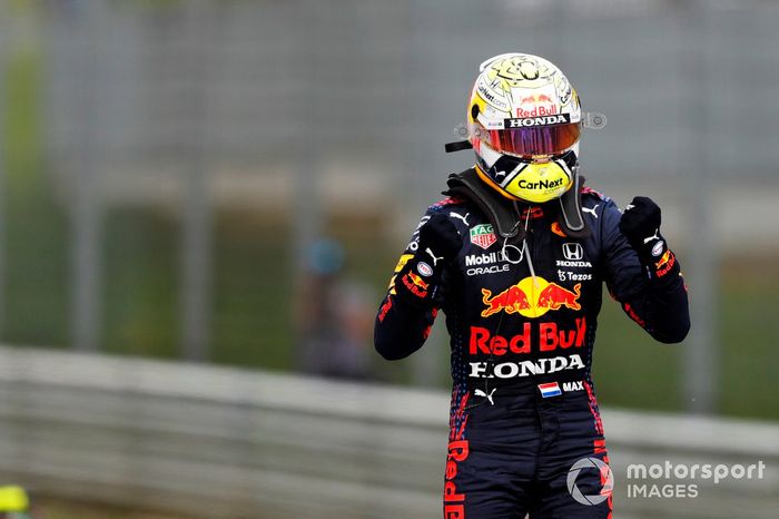 Max Verstappen, Red Bull Racing, 1ª posición, celebra en el Parc Ferme