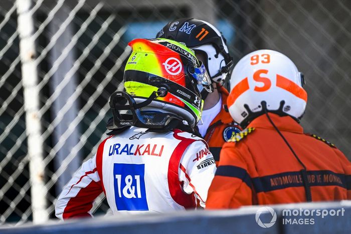 Mick Schumacher, Haas F1, Habla con un oficial de pista después de su incidente en la FP2
