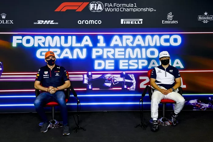 Max Verstappen, Red Bull Racing, Yuki Tsunoda, AlphaTauri en la conferencia de prensa