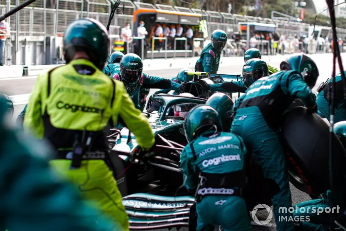 Sebastian Vettel, Aston Martin AMR21, en pits