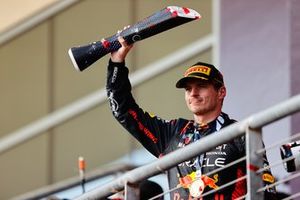 Max Verstappen, Red Bull Racing, 1ª posición, en el podio con su trofeo.