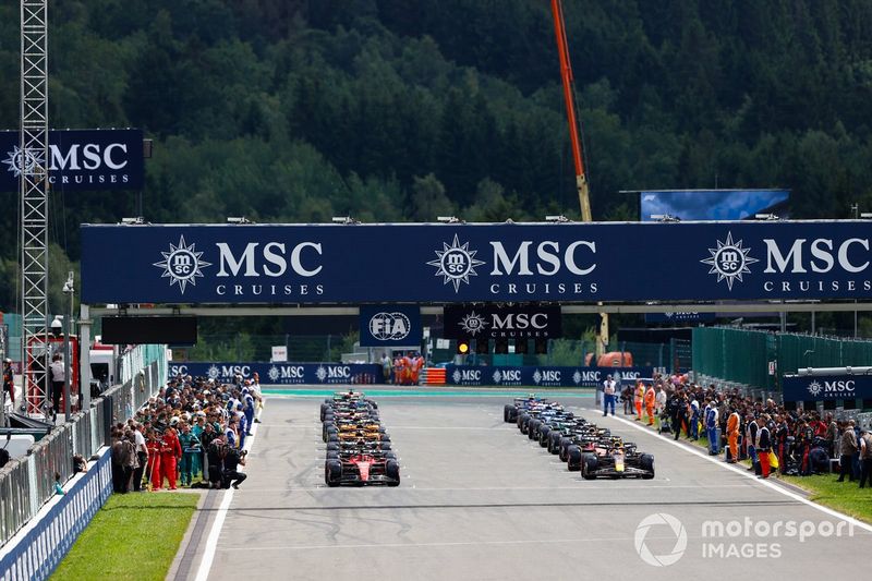 Charles Leclerc, Ferrari SF-23, Sergio Pérez, Red Bull Racing RB19, se preparan para liderar la salida.