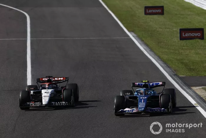 Pierre Gasly, Alpine A523, adelanta a Liam Lawson, AlphaTauri AT04