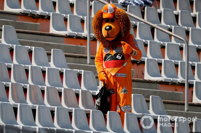Un fan de Max Verstappen con un traje de león