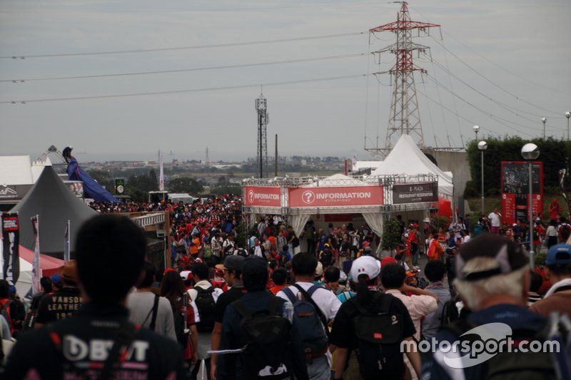 Fans salen del circuito de Suzuka 