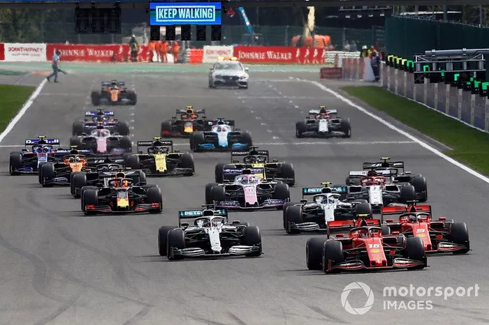 Charles Leclerc, Ferrari SF90, precede Sebastian Vettel, Ferrari SF90, Lewis Hamilton, Mercedes AMG F1 W10, Valtteri Bottas, Mercedes AMG W10 e il resto delle auto