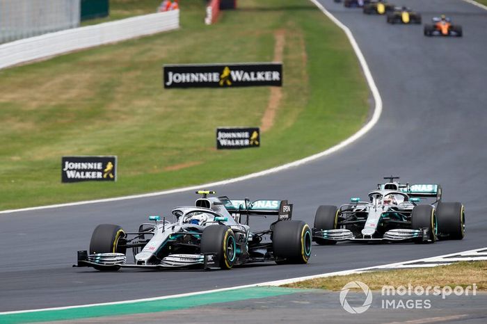 Valtteri Bottas, Mercedes AMG W10 precede Lewis Hamilton, Mercedes AMG F1 W10, alla partenza della gara
