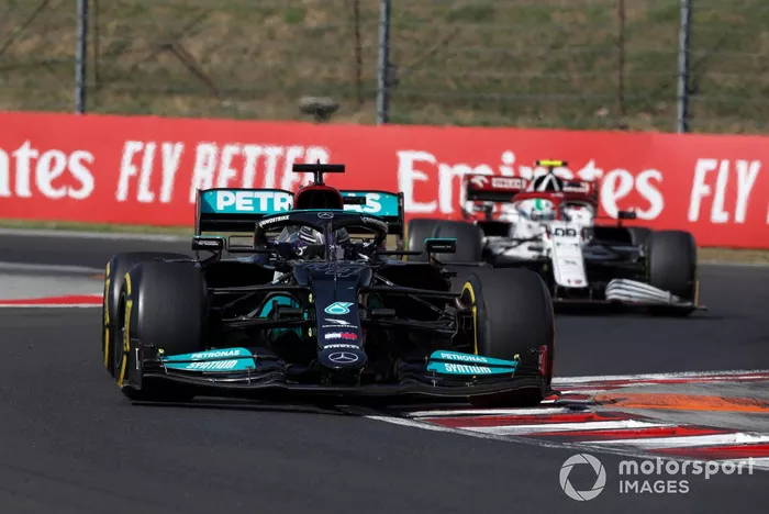 Lewis Hamilton, Mercedes W12, Antonio Giovinazzi, Alfa Romeo Racing C41