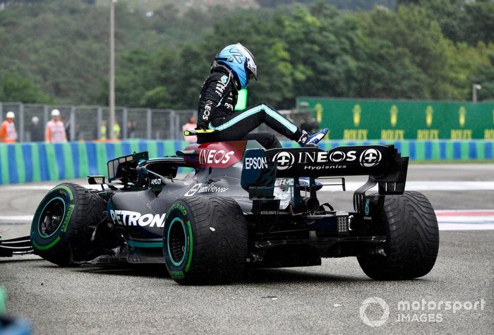 Valtteri Bottas, Mercedes W12, se baja de su coche dañado tras chocar en la salida
