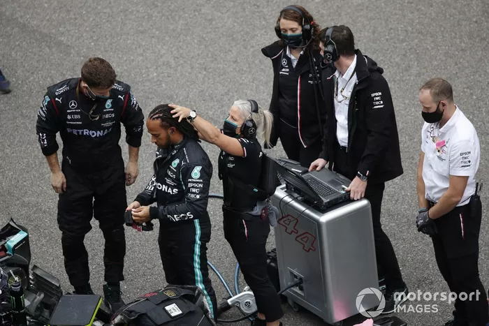Angela Cullen, fisioterapeuta de Lewis Hamilton, ayuda a Lewis Hamilton, de Mercedes, con su pelo en la parrilla