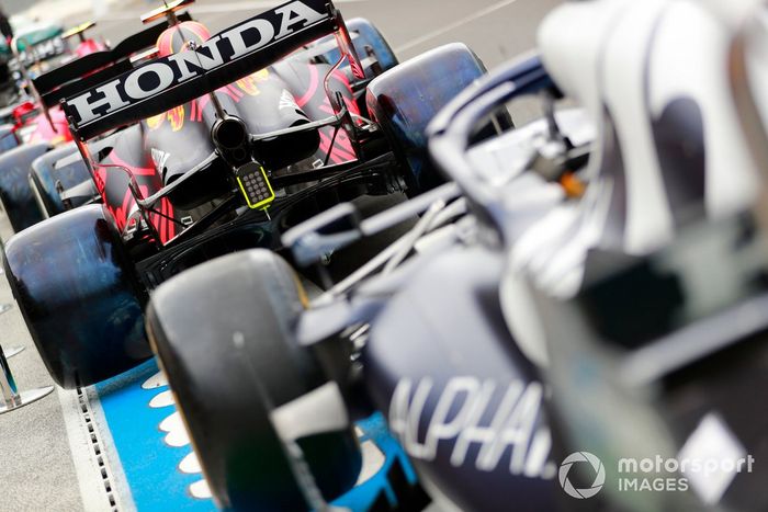 Coche de Max Verstappen, RB16B de Red Bull Racing en el pit lane