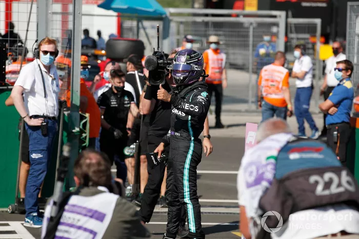 Ganador de la pole, Lewis Hamilton, Mercedes, en el Parc Ferme tras la clasificación