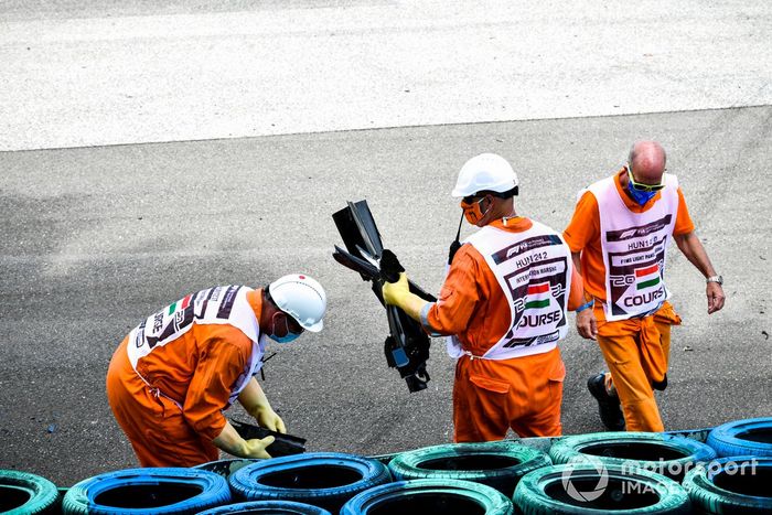 Los oficiales de pista retiran la carrocería del accidente de Mick Schumacher, Haas F1, en la FP3