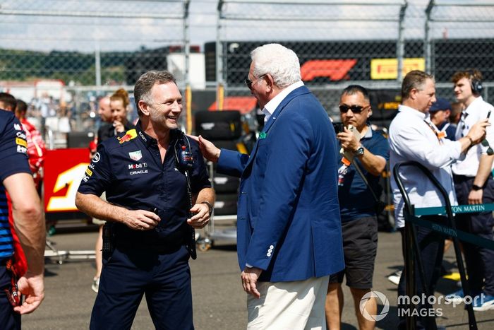 Lawrence Stroll, propietario del equipo Aston Martin F1, en la parrilla con Christian Horner, director del equipo Red Bull Racing.