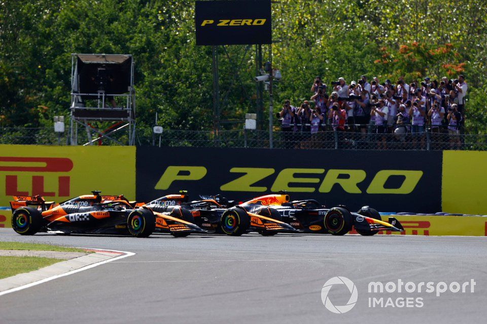 Oscar Piastri, McLaren MCL38, Lando Norris, McLaren MCL38, Max Verstappen, Red Bull Racing RB20, wyścig o prowadzenie