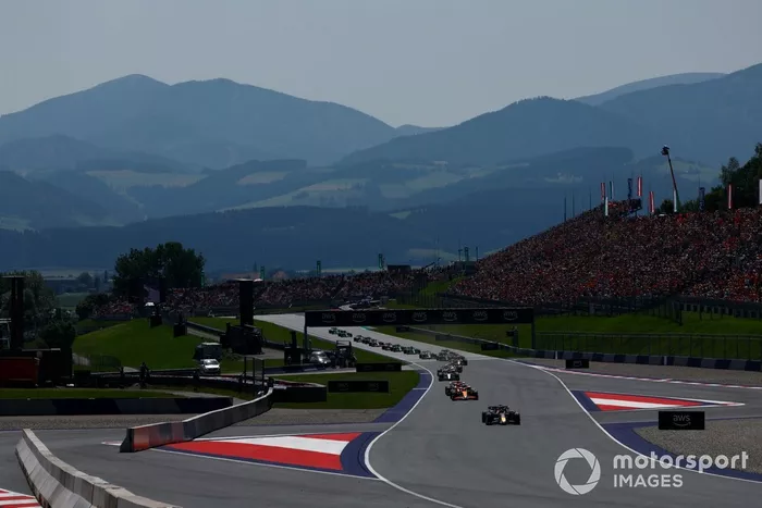 Max Verstappen, Red Bull Racing RB20, Lando Norris, McLaren MCL38, Oscar Piastri, McLaren MCL38, o resto do pelotão no início do Sprint