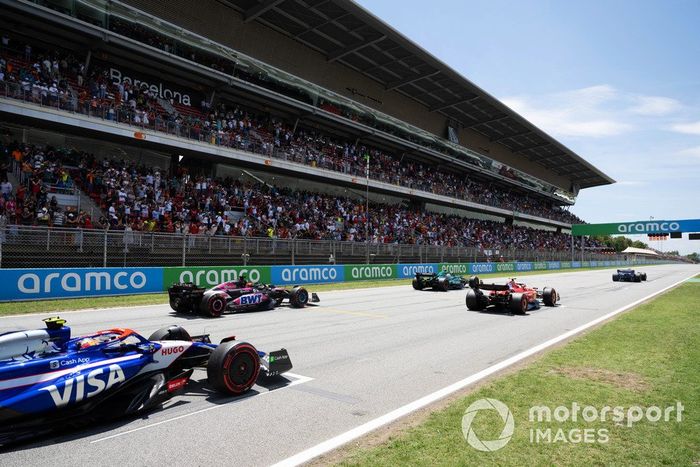 Fernando Alonso, Aston Martin AMR24, Carlos Sainz, Ferrari SF-24, Esteban Ocon, Alpine A524, Yuki Tsunoda, RB F1 Team VCARB 01, practican sus procedimientos de salida de carrera al final de la FP3.