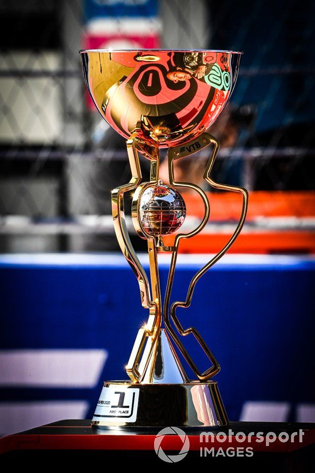 El trofeo en la parrilla