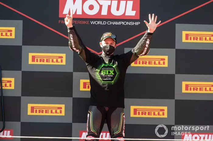 Jonathan Rea, del equipo Kawasaki Racing Team celebra su sexto Campeonato Mundial