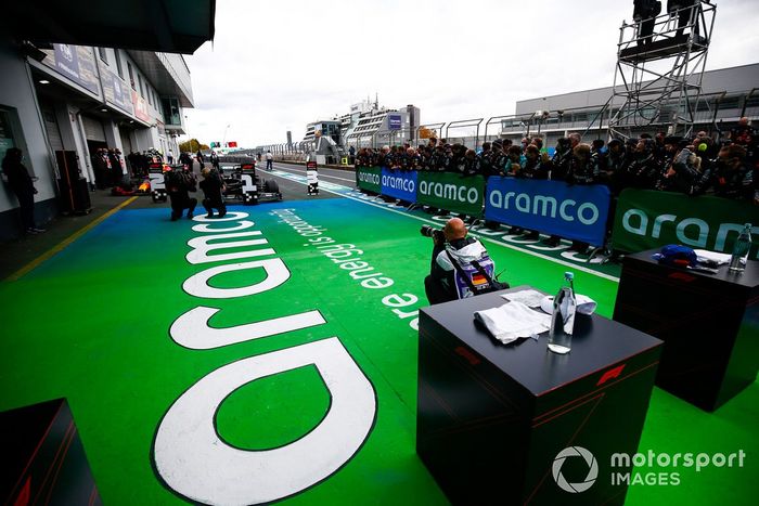 Los coches de Lewis Hamilton, Mercedes F1 W11, 1ª posición, y Max Verstappen, Red Bull Racing RB16, 2ª posición, en Parc Ferme