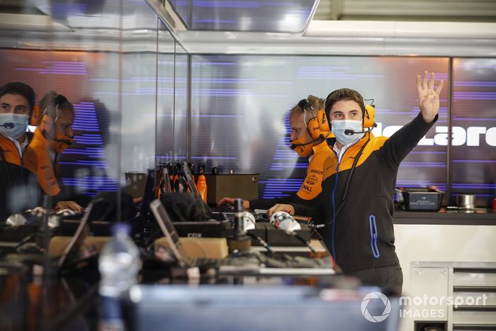 Miembro del equipo McLaren en el garaje