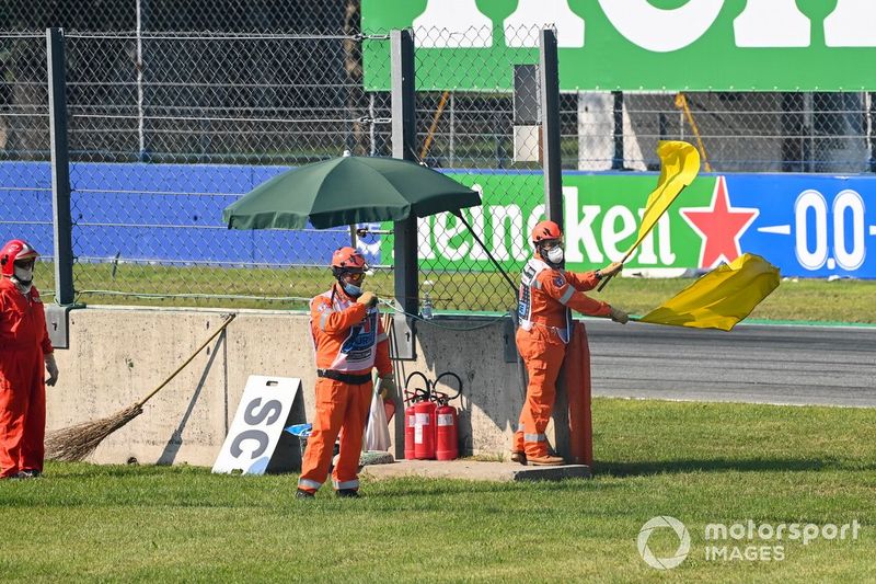 Comisarios con banderas amarillas