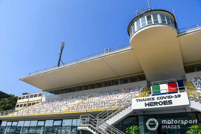 Siluetas de aficionados en Monza