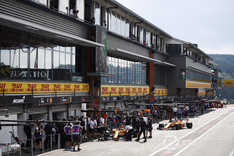 Le McLarens di Stoffel Vandoorne, McLaren MCL33, e Lando Norris, McLaren MCL33, ai box