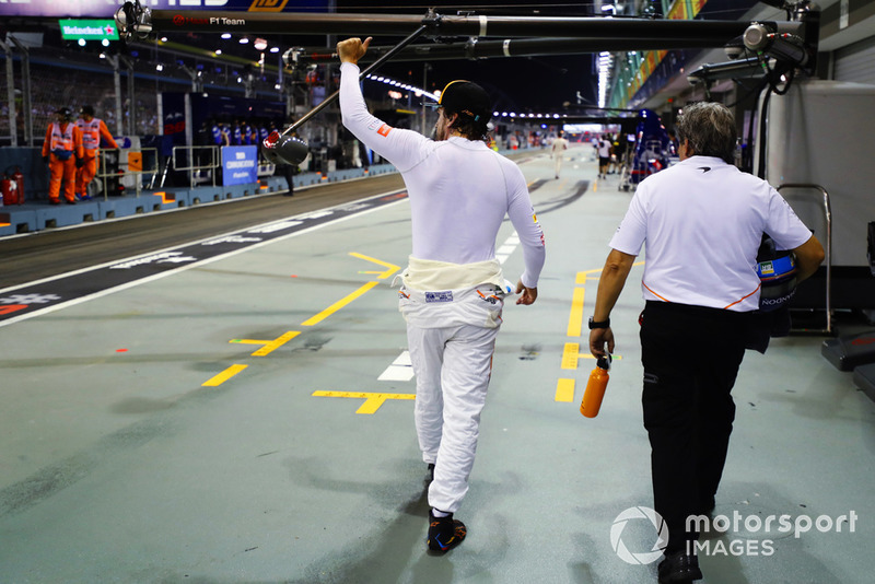 Fernando Alonso, McLaren, salue la foule depuis la voie des stands
