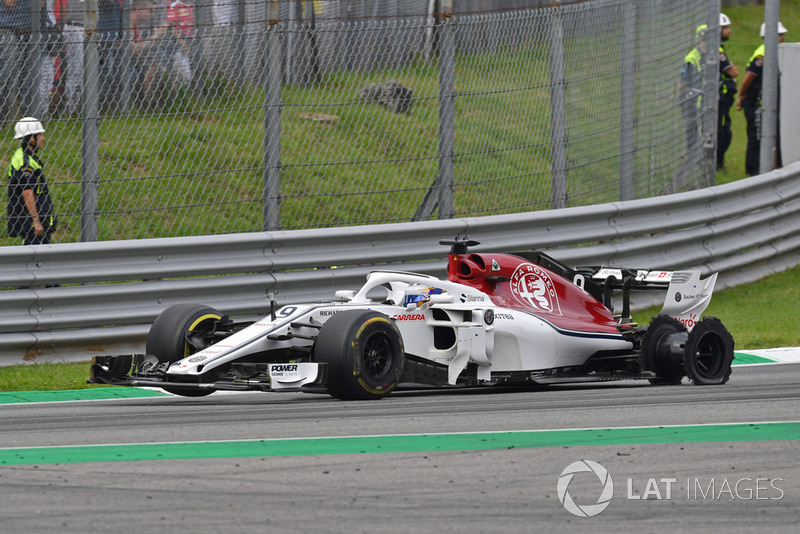 Marcus Ericsson, Sauber C37 with damage from 1 lap