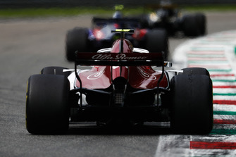 Pierre Gasly, Toro Rosso STR13, Charles Leclerc, Alfa Romeo Sauber C37