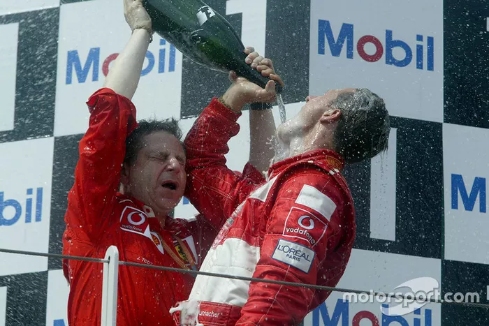 Podio: ganador, Michael Schumacher, Ferrari celebra con Jean Todt, Ferrari