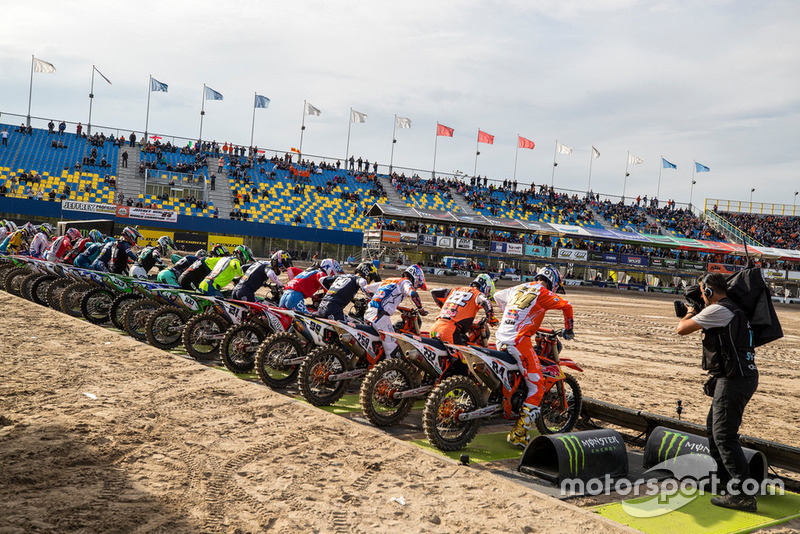 Start van race 2 met Jeffrey Herlings, Red Bull KTM Factory Racing