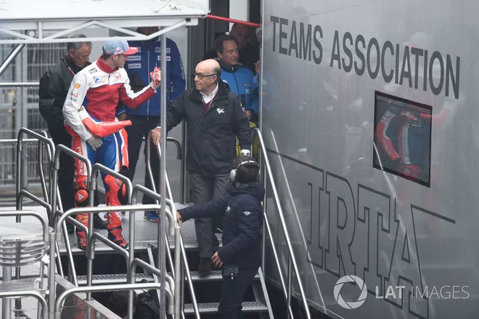 Carmelo Ezpeleta, CEO Dorna Sports, Jack Miller, Pramac Racing, saliendo de la reunión de seguridad
